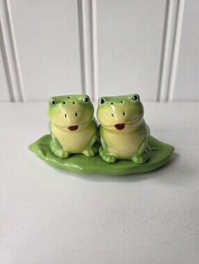 Ganz Ceramic Salt & Pepper Shakers Green Frogs Lily Pad Country Cabin